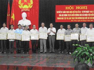 Lãnh đạo huyện Mai Châu tặng giấy khen cho các cá nhân tiêu biểu  trong học tập và làm theo tấm gương đạo đức Hồ Chí Minh.
